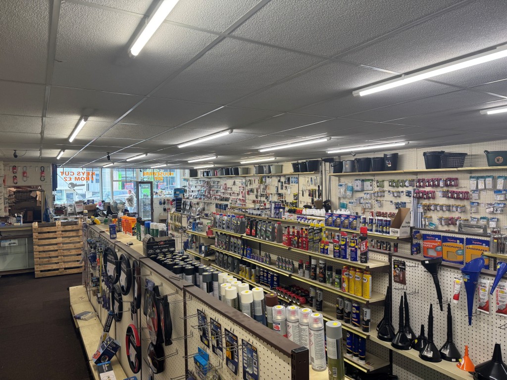 Lot: 33 - FREEHOLD VACANT SHOP, VACANT TWO-BEDROOM FLAT PLUS TWO-BEDROOM INVESTMENT FLAT IN PRIME LOCATION - Inside shop - retail area - view 3